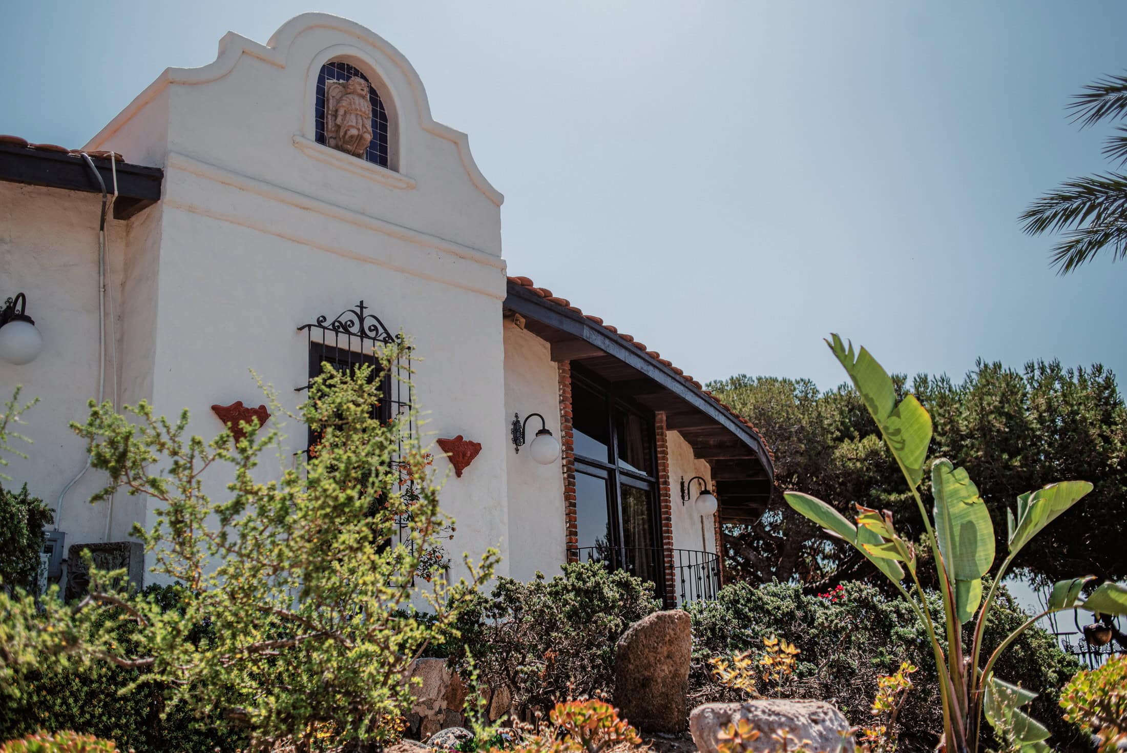 morning — soft indirect light for getting-ready frames in interior spaces | ceremony — verify policies and exact courtyard with the venue | couple portraits at golden hour — architectural shadows across the courtyards