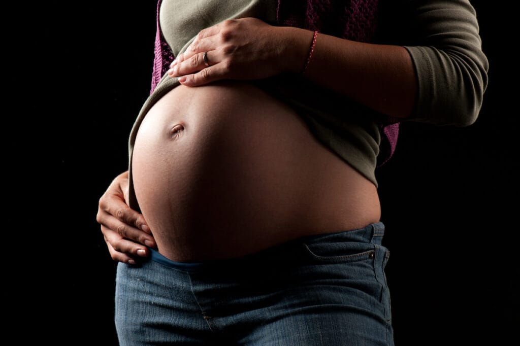 the body's geometry reads cleanest in the second to early third trimester — visible line, comfortable movement | late third trimester adds fatigue and movement restriction; the body reads less spontaneous | the working hour matters too — late afternoon light wraps the body cleaner than noon