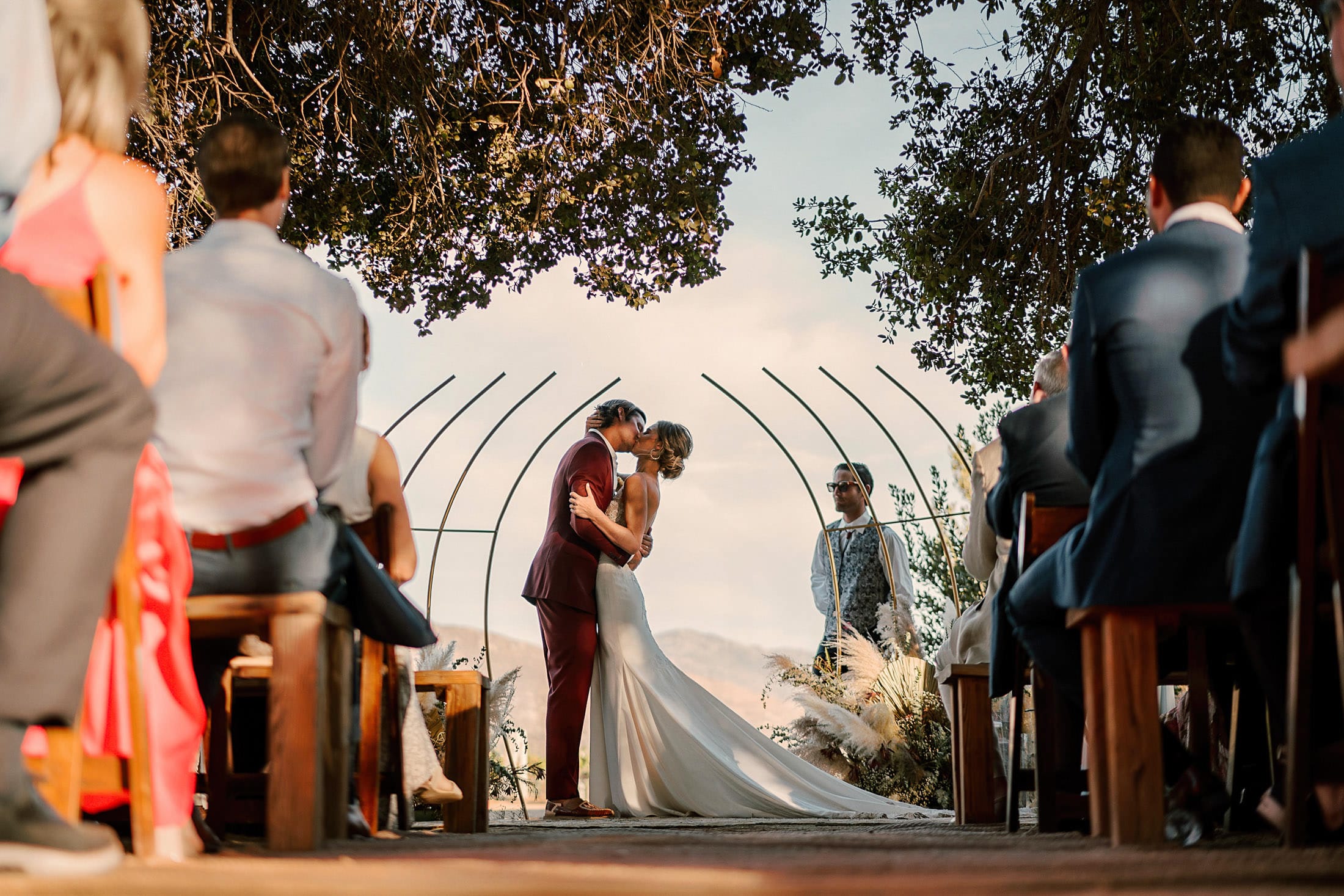 Wedding ceremony kiss under oak trees at Bruma, Valle de Guadalupe — David Josué Photography