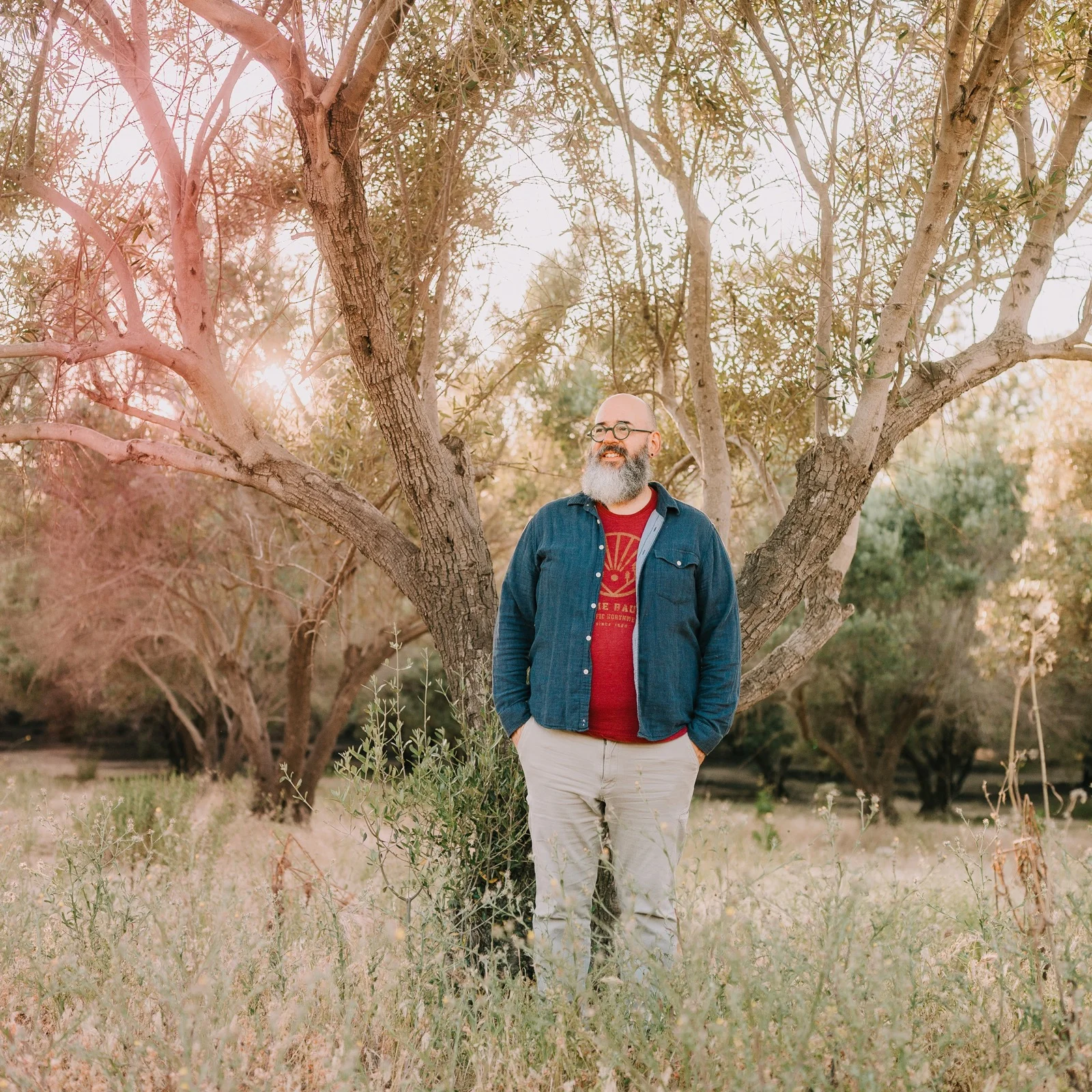 David Josué standing under golden light in Valle de Guadalupe — photo by Fer Juaristi 2024